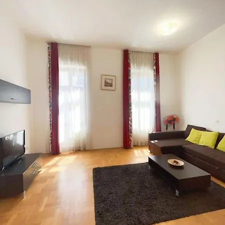 Apartamento Spacious In A Vibrant Center *