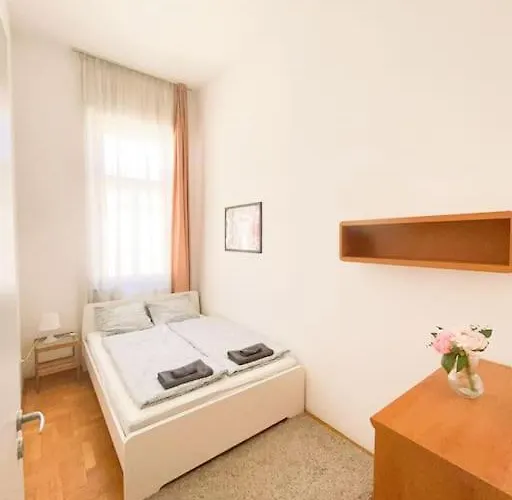 Spacious In A Vibrant Center Apartamento