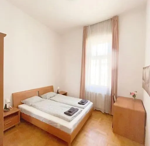 Spacious In A Vibrant Center Apartamento