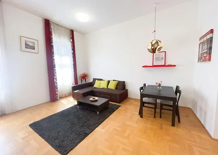 Spacious In A Vibrant Center Apartment *
