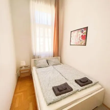 Spacious In A Vibrant Center Apartment *