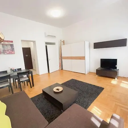 Spacious In A Vibrant Center