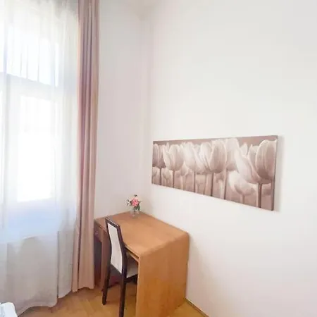 Spacious In A Vibrant Center Apartment *