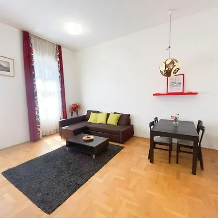 Spacious In A Vibrant Center Apartment *