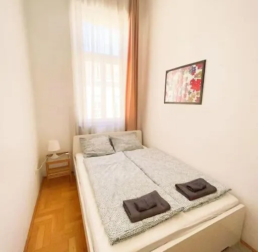 Spacious In A Vibrant Center Apartman *