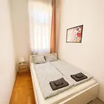 Spacious In A Vibrant Center Apartamento *