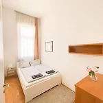 Spacious In A Vibrant Center Apartamento