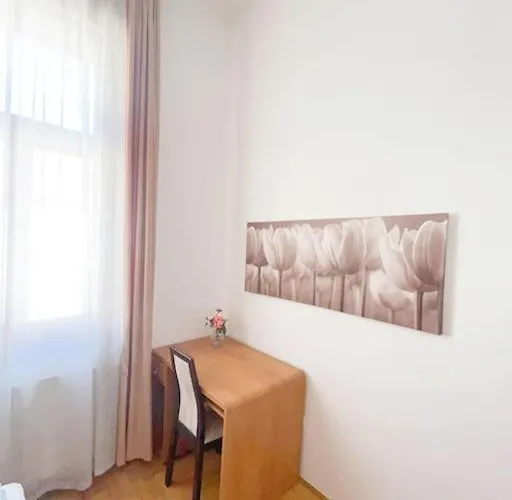 Spacious In A Vibrant Center Appartamento *