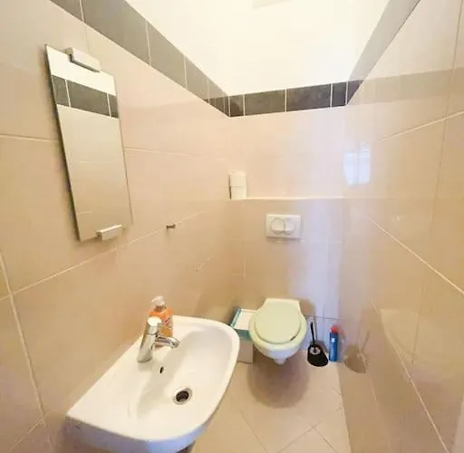 Spacious In A Vibrant Center Appartamento
